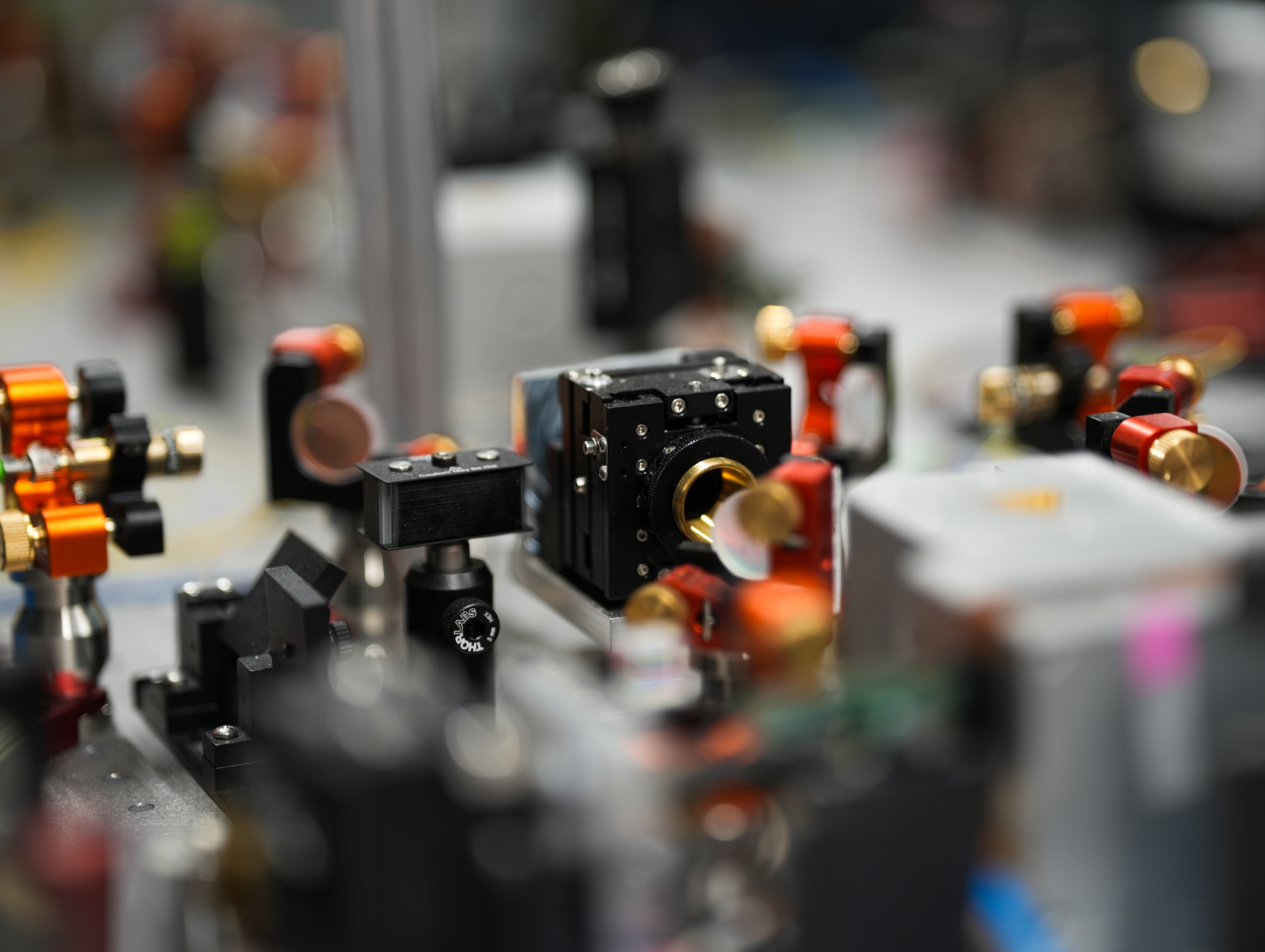 The AQLS team working around photon-source hardware